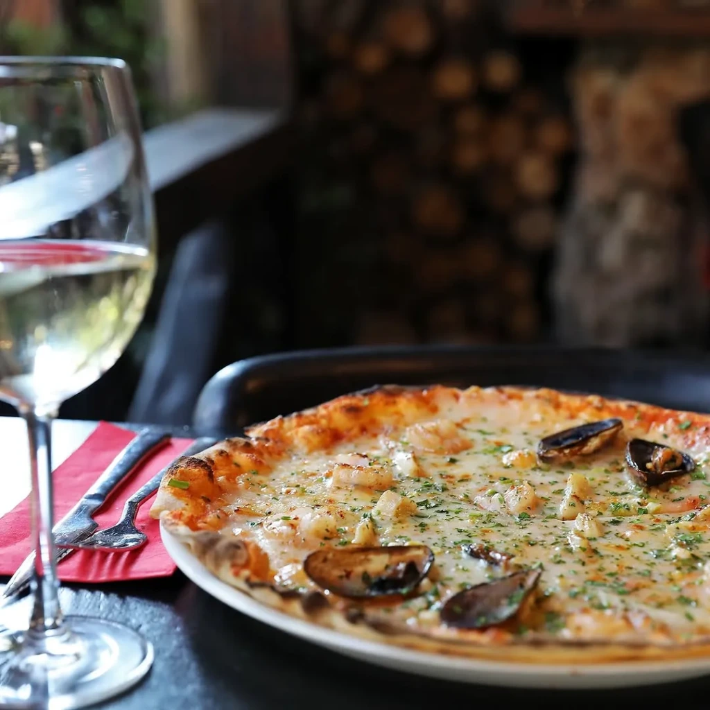Odun Fırınından Sofraya: İstanbul'un En İyi Pizzacıları ve İmza Lezzetleri