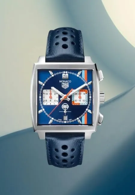 TAG Heuer Monaco modeli, mavi kadranlı, kare kasa tasarımlı ve delikli mavi deri kayışlı kronograf saatiyle motor sporlarından ilham alan ikonik İsviçre lüks saati