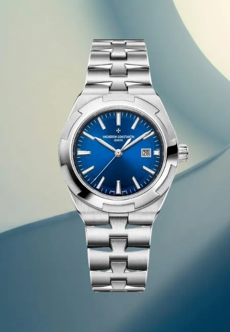 Vacheron Constantin Overseas modeli, mavi kadranlı, paslanmaz çelik bilezikli ve zarif tasarımıyla İsviçre’nin en prestijli lüks saatlerinden biri