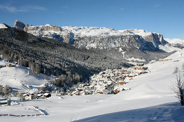 İtalya Dolomitler’de bulunan Alta Badia kayak merkezinde karla kaplı pistler ve dağ manzarası