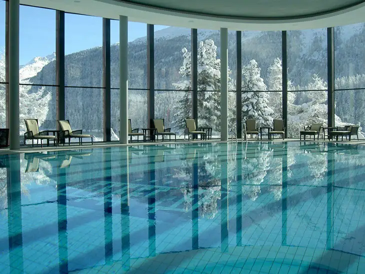 St. Moritz Badrutt’s Palace otelinin Alp manzaralı kapalı sıcak havuzu