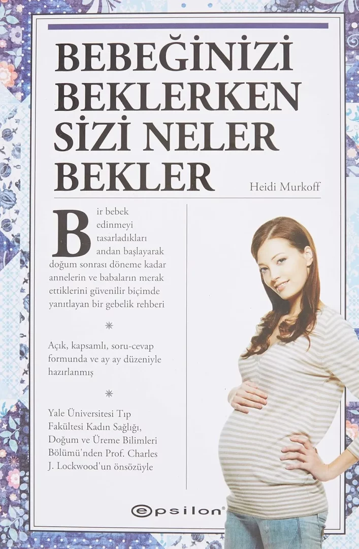 Anne ve Baba Adayları İçin Kitap Önerileri listesindeki Bebeğinizi Beklerken Sizi Neler Bekler adlı kitabın kapağında, çizgili tişört ve kot pantolon giyen, gülümseyen hamile bir kadın ellerini karnının üzerinde tutarak poz veriyor; etrafı mor ve mavi çiçek desenli bir çerçeveyle süslenmiş bu kapsamlı rehber, hamilelik ve doğum sonrası döneme hazırlık için ideal.