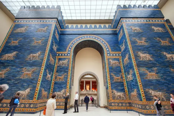 Pergamon Museum sanal tur deneyimini anlatan Berlin, Almanya odaklı müze görseli