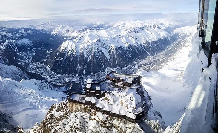 Chamonix Mont Blanc bölgesinde yüksek rakımlı kayak alanı ve kış manzarası