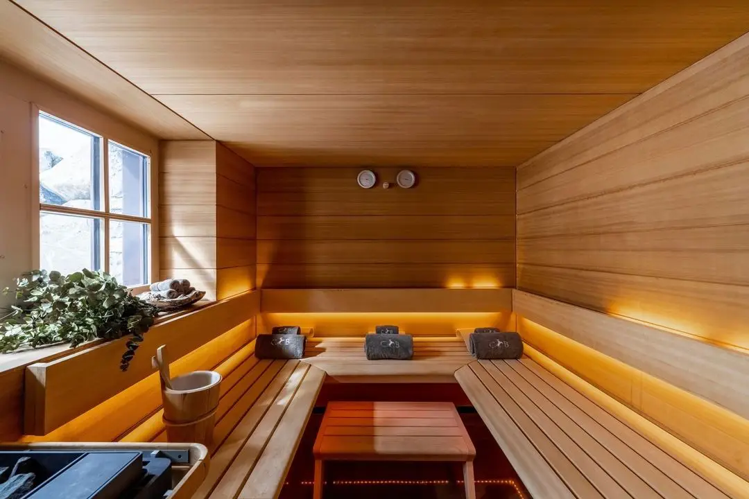 Courchevel Cheval Blanc otelinin alp manzaralı saunası ve spa alanı