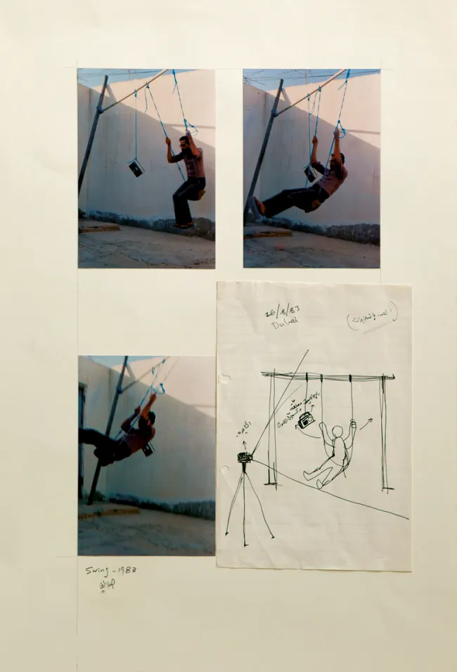 Beyaz bir panoya sabitlenmiş, bir adamın ip salıncakta sallanırken çekilmiş üç fotoğrafı ve Swing - 1983 adlı çalışmanın kurulumunu detaylandıran bir çizimden oluşan, Guggenheim Abu Dhabi Müzesi’nin bölgesel çağdaş sanat eserleri koleksiyonuna uygun bir enstalasyon.