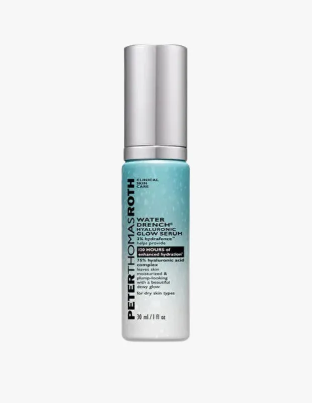 Peter Thomas Roth markalı, gümüş kapaklı, üstü turkuaz altı beyaz renkteki Water Drench Hyaluronic Glow Serum şişesi, yüzde 75 oranında hyalüronik asit kompleksi ile 120 saate kadar nemlendirme ve ışıltılı bir görünüm vaat eden bir cilt bakım ürünü olarak, kuru ciltler için özel formüle edilmiş nemlendirici özelliklerini vurguluyor.