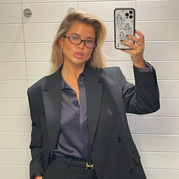 Siyah oversize blazer ve saten gömlek kombininde ayna karşısında selfie çeken kadın