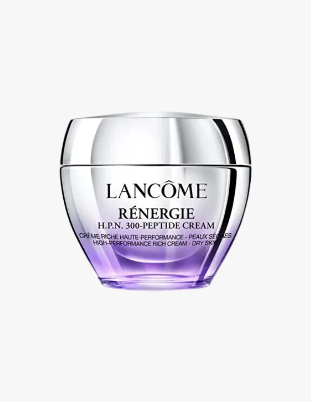 Ortasında Lancôme markası ve Renergie H.P.N. 300-Peptide Cream yazan, gümüş renkli kapaklı, şeffaf camdan mora geçişli bir nemlendirici krem kavanozu, cildin derinlemesine nemlenmesi ve yaşlanma belirtileriyle mücadele eden hyalüronik asit ve peptitlerin önemini vurguluyor.