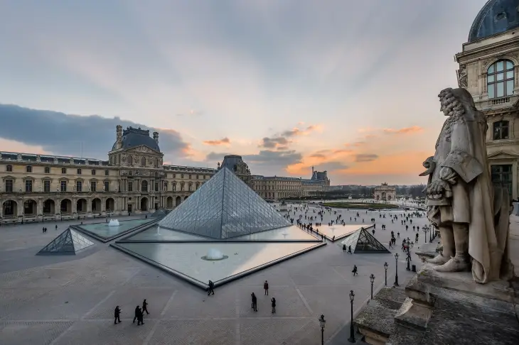 Louvre Müzesi sanal tur deneyimini anlatan Paris, Fransa odaklı müze görseli