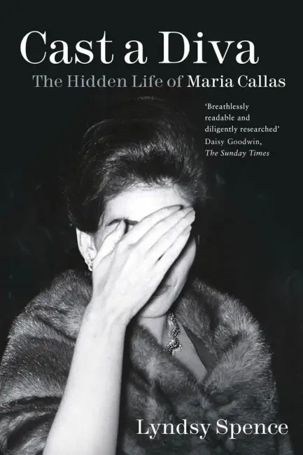 Cast a Diva: The Hidden Life of Maria Callas kitabının kapağında, Callas yüzünü eliyle kapatmış bir pozda gizemli bir ifade sergiliyor.