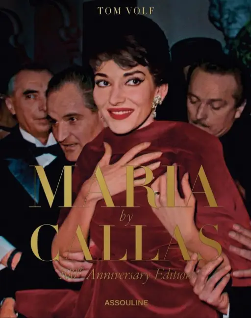 Tom Volf’un ‘Maria by Callas’ kitabının kapağında, Callas kırmızı bir gece elbisesiyle objektife gülümserken çevresindekilerin ilgisiyle çevrelenmiş.