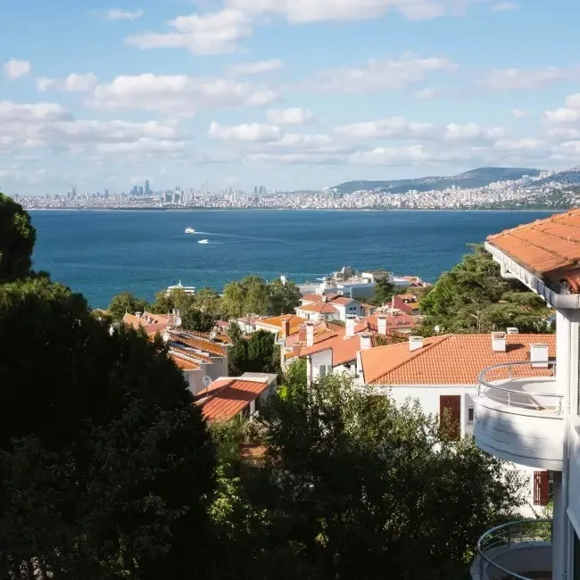 Adalar'dan İstanbul silüetinin nefes kesen manzarası, Orhan Pamuk'un romanlarında bir kaçış noktası.