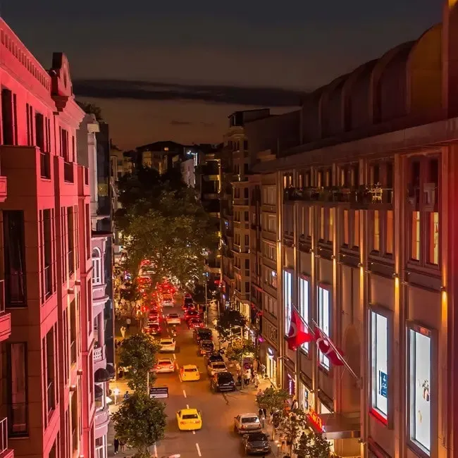 Orhan Pamuk'un çocukluğunun geçtiği Nişantaşı'nın canlı caddeleri ve modern mimarisi, İstanbul'un kültürel dönüşümünü simgeliyor.
