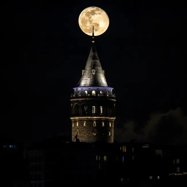 Orhan Pamuk romanlarında önemli bir mekan olan Galata Kulesi'nin dolunay altında eşsiz gece manzarası.