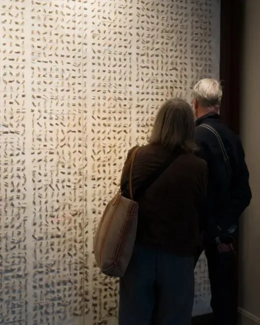 Masumiyet Müzesi'nde Orhan Pamuk'un romanındaki Füsun'un sigara izmaritleri koleksiyonunu inceleyen ziyaretçiler.