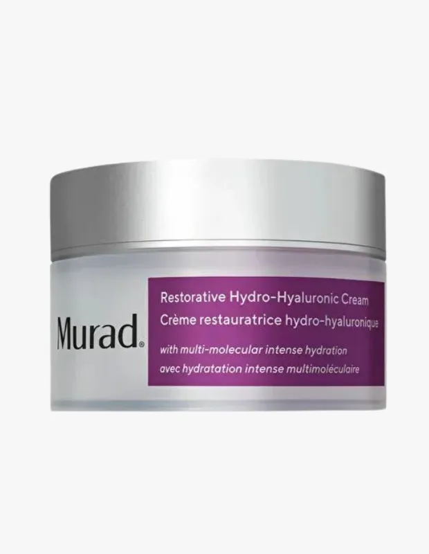 Beyaz bir arka plan üzerinde, gümüş kapaklı ve mor etiketli Murad Restorative Hydro-Hyaluronic Cream kavanozu, cildi derinlemesine nemlendiren ve yaşlanma belirtilerini hafifletmeye yardımcı olan hyalüronik asit içeriğini vurguluyor.