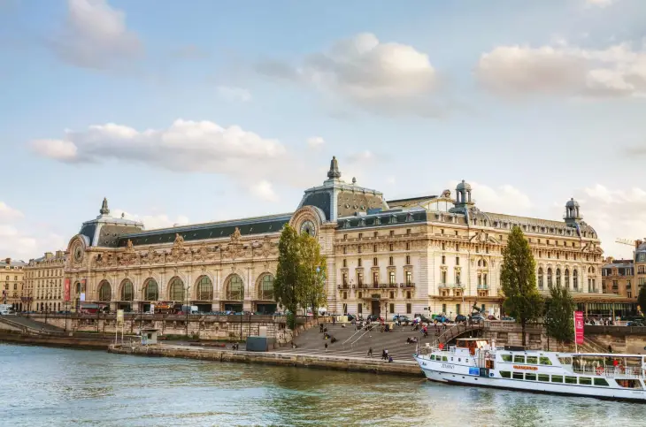 Musée d'Orsay sanal tur deneyimini anlatan Paris, Fransa odaklı müze görseli