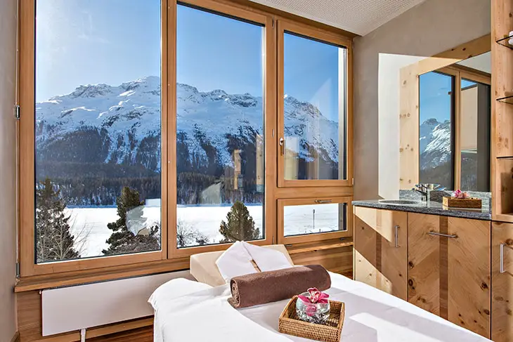 St. Moritz Kulm Hotel spa odasından Alpler manzarası