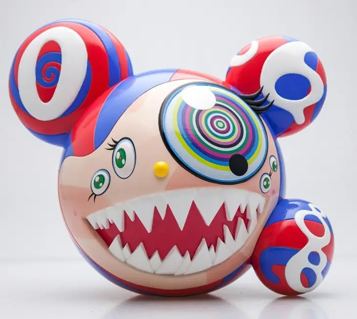 Takashi Murakami'nin ikonik karakterlerinden biri olan Mr. DOB heykeli. Renkli spiral desenler ve sivri dişlerle tasarlanan figür, sanatçının Superflat estetiğini yansıtıyor.