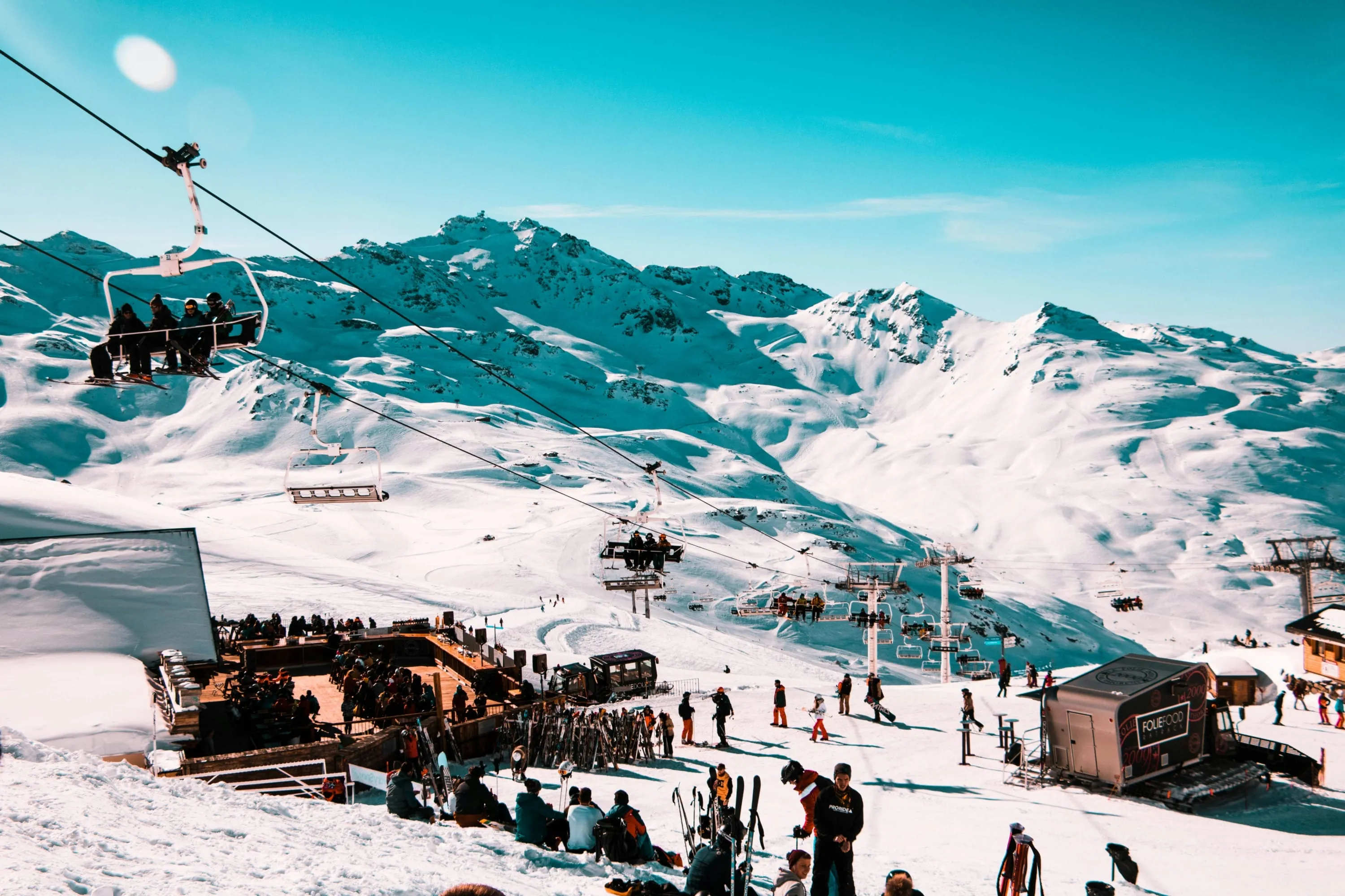 Tignes kayak merkezinde La Folie Douce çevresinde toplanan kayakçılar ve pist manzarası