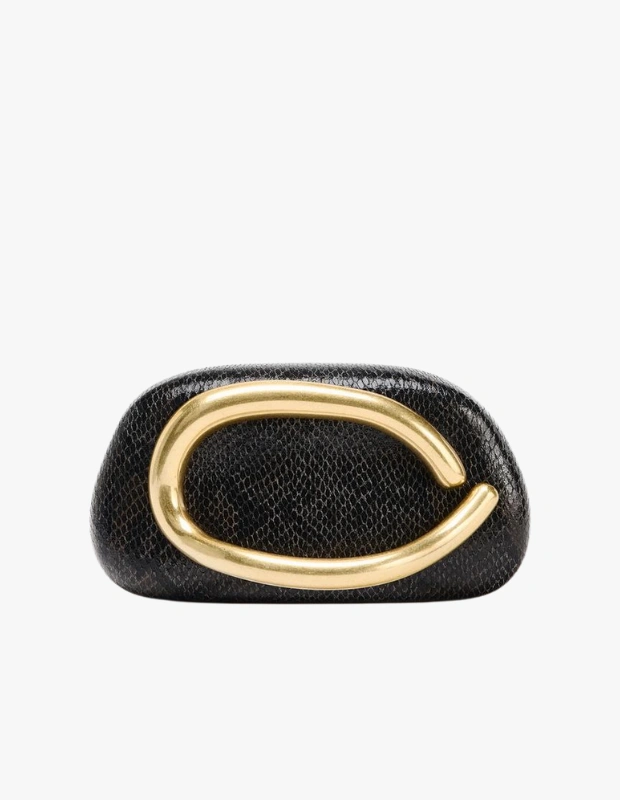 Ürün Cinsiyeti: Kadın
Ürün Tipi: Çanta
Ürün Sezonsallığı: Dört Mevsim
Ürün Çeşidi: Clutch Çanta
Ürün Özellikleri:
ZARA Kabartma desenli clutch, dokulu yüzeyiyle sade kombinlere modern ve trend bir ifade kazandırır. Minimal formu sayesinde gündüzden geceye uyarlanabilir bir kullanım sunar. Desen detayı, çantayı abartısız ama karakterli bir aksesuar haline getirir.
Öne Çıkan Detaylar:
Kabartma dokulu yüzey
Modern ve trend tasarım
Günlükten geceye uyarlanabilir
Hafif ve kompakt yapı
Kimler Kullanıyor?
Trend odaklı ama zahmetsiz bir stil benimseyen, clutch çantayı günlük kombinlerinde de kullanmayı seven kadınlar için ideal bir parçadır.
ZARA kabartma desenli clutch ile stilinize modern, trend ve zahmetsiz bir dokunuş ekleyin.