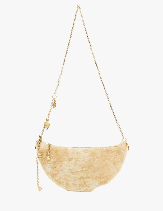Ürün Cinsiyeti: Kadın
Ürün Tipi: Çanta
Ürün Sezonsallığı: Sonbahar / Kış
Ürün Çeşidi: Kürk Çanta
Ürün Özellikleri:
Chloé Icons kürk çanta, bej tonunun yumuşaklığıyla kış stiline sıcak ve lüks bir dokunuş katar. Kürk dokusu sayesinde hem görsel hem dokunsal bir etki yaratır. Günlük kış kombinlerinde stilin odak noktası olmaya adaydır.
Öne Çıkan Detaylar:
Kürk dokulu yüzey
Bej ve doğal renk paleti
Kış stiline uygun tasarım
Lüks ve yumuşak görünüm
Kimler Kullanıyor?
Kış aksesuarlarında dokuyu ve sıcak tonları seven, stilinde yumuşak ama lüks bir etki arayan kadınlar için idealdir.
Chloé Icons kürk çanta ile kış stilinize yumuşak, lüks ve zamansız bir dokunuş ekleyin.