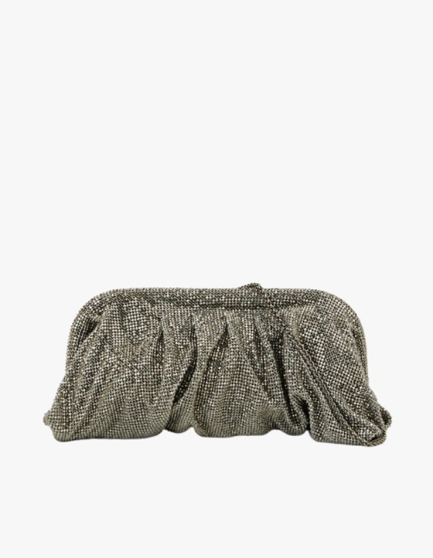 Ürün Cinsiyeti: Kadın
Ürün Tipi: Çanta
Ürün Sezonsallığı: Dört Mevsim / Davet
Ürün Çeşidi: Abiye Clutch
Ürün Özellikleri:
Network Platin taşlı clutch, ışıltılı yüzeyi ve kompakt formuyla gece ve davet stiline zarif bir dokunuş katar. Taş detayları ışığı dengeli şekilde yansıtarak abartısız ama dikkat çekici bir görünüm sunar. Minimal silueti sayesinde elbiselerle ve abiye kombinlerle kusursuz bir uyum sağlar.
Öne Çıkan Detaylar:
Platin taşlı yüzey
Zarif ve kompakt clutch formu
Davet ve gece kullanımına uygun
Sofistike ışıltı
Kimler Kullanıyor?
Davet stilinde zarif ama güçlü bir aksesuar arayan, ışıltıyı sade bir çizgide kullanmayı seven kadınlar için ideal bir tercihtir.
Network platin taşlı clutch ile davet stilinize zarif, sofistike ve dengeli bir ışıltı ekleyin.