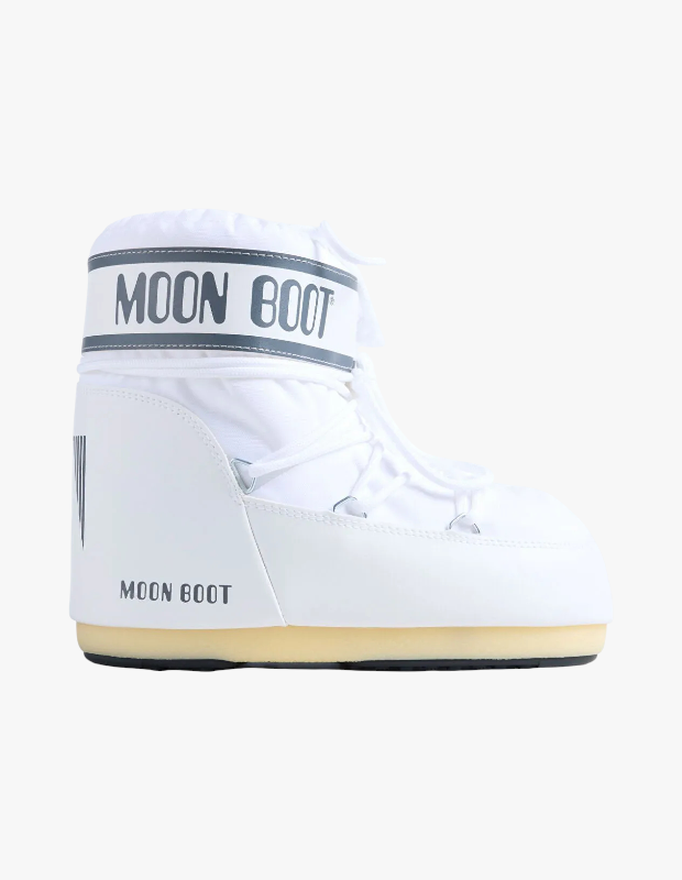 Ürün Cinsiyeti: Kadın

Ürün Tipi: Ayakkabı

Ürün Sezonsallığı: Kış

Ürün Çeşidi: Kar Botu

Ürün Özellikleri:
Moon Boot Icon Low Nylon, ikonik tasarımıyla kış stiline karakter katar. Hafif yapısı ve koruyucu özellikleriyle şehirden dağa çok yönlü kullanım sunar.

Öne Çıkan Detaylar:

Suya dayanıklı naylon dış yüzey

Soğuk hava koşullarına uygun iç yapı

Kaymaz taban teknolojisi

İkonik Moon Boot silüeti

Kimler Kullanıyor?
Kış stilinde statement parça arayanlar.

Moon Boot Icon Low kar botu ile ikonik kış stilini yakalayın.