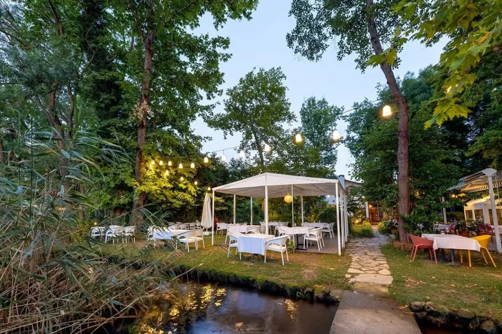 Beta Home Sapanca Anapa Restoran’ın doğa ile iç içe, nehir kenarında konumlanmış açık hava yemek alanı