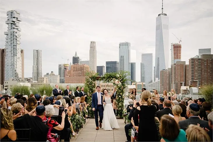 New York Tribeca Rooftop’ta, gökdelen manzarası eşliğinde gerçekleştirilen şehir düğünü; arka planda Manhattan silüeti ve davetlilerle dolu teras.