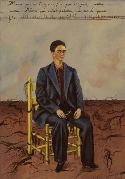 Frida Kahlo’nun 1940 tarihli “Kırpılmış Saçlı Otoportre” adlı eserinde, sanatçı kısa saçlı ve erkek takımı giymiş olarak bir sandalyede otururken görülüyor; çevresine saçılmış saç tutamları, elindeki makas ve üstteki şarkı sözleri, Diego Rivera ile yaşadığı ayrılığın ardından yaşadığı kimlik değişimini ve bireysel başkaldırıyı simgeliyor.
