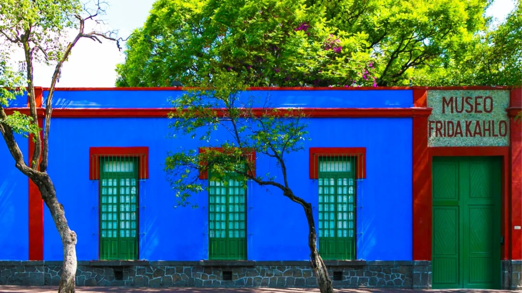 Frida Kahlo'nun doğup büyüdüğü, yaşamının büyük kısmını geçirdiği ve hayatını kaybettiği Mavi Saray (La Casa Azul), bugün Frida Kahlo Müzesi.
