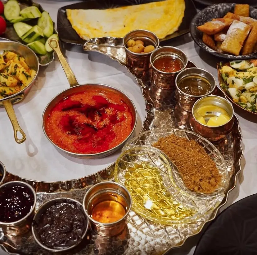 HSVHN Hotel, Gaziantep kahvaltı sofrası – Geleneksel bakır tabaklarda yöresel lezzetler.