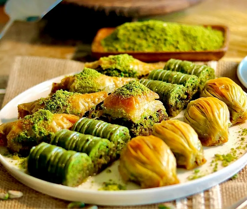 Beyaz bir tabakta sunulmuş, fıstık sarma, midye ve şöbiyet tabağı