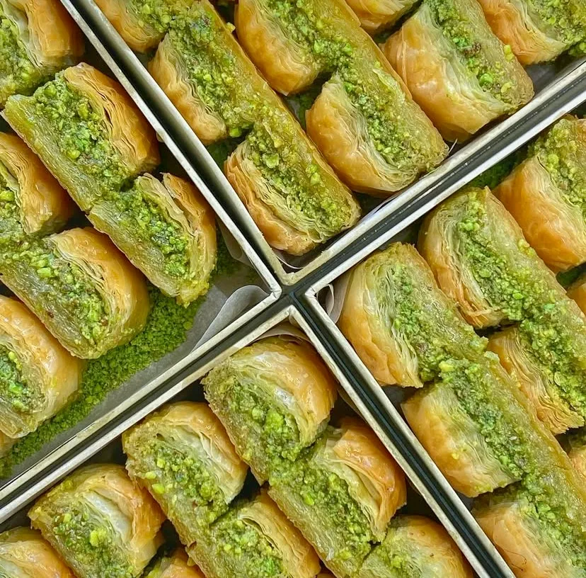 Metal tepsilere sıkıca dizilmiş, altın sarısı çıtır yufkaların arasından parlak yeşil Antep fıstıkları taşan şöbiyet baklavalar. Bu ipek inceliğindeki katmanlar, Türk mutfağının köklü ve eşsiz şerbetli tatlı ustalığını