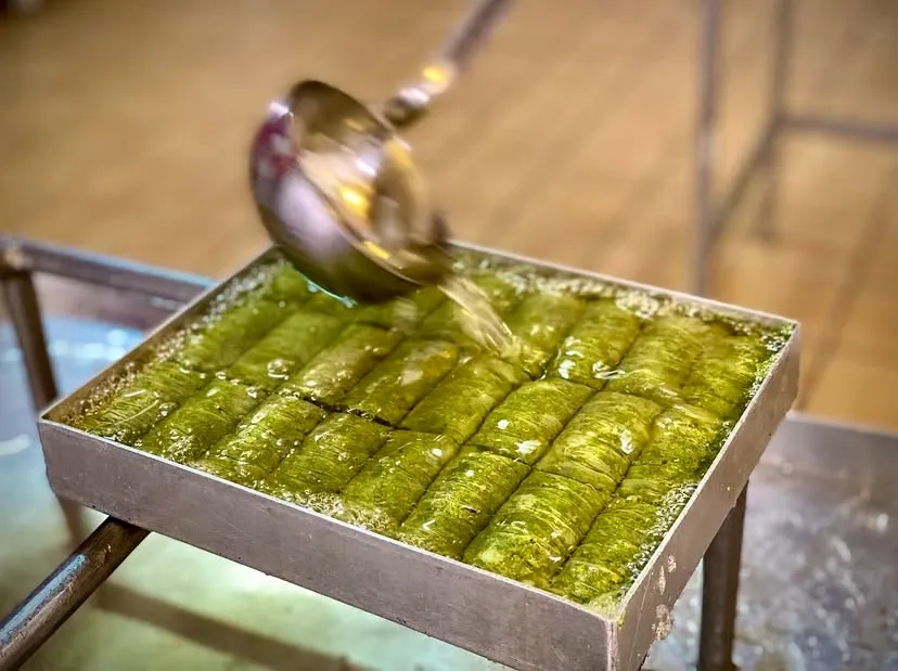 Üzerine şerbet dökülen fıstıklı baklava.