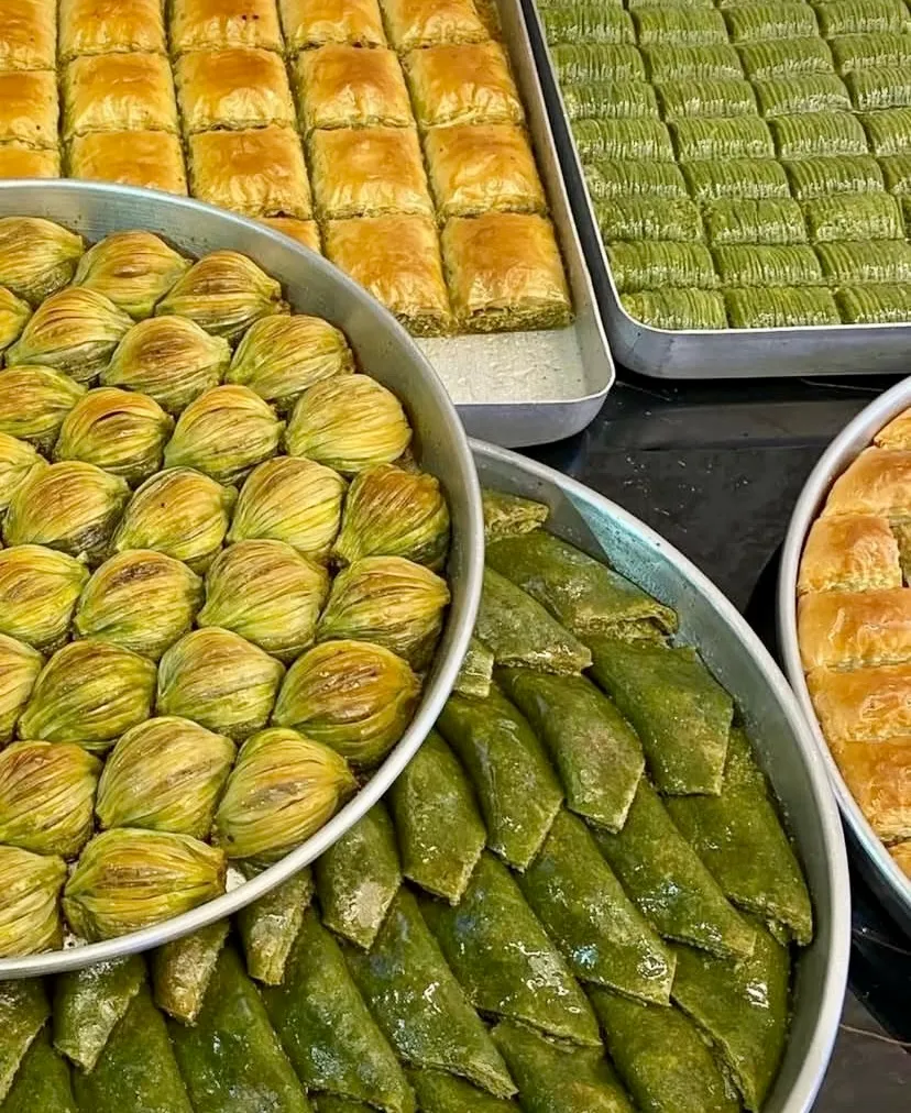 Bir çok farklı baklavaların bulunduğu tepsiler.
