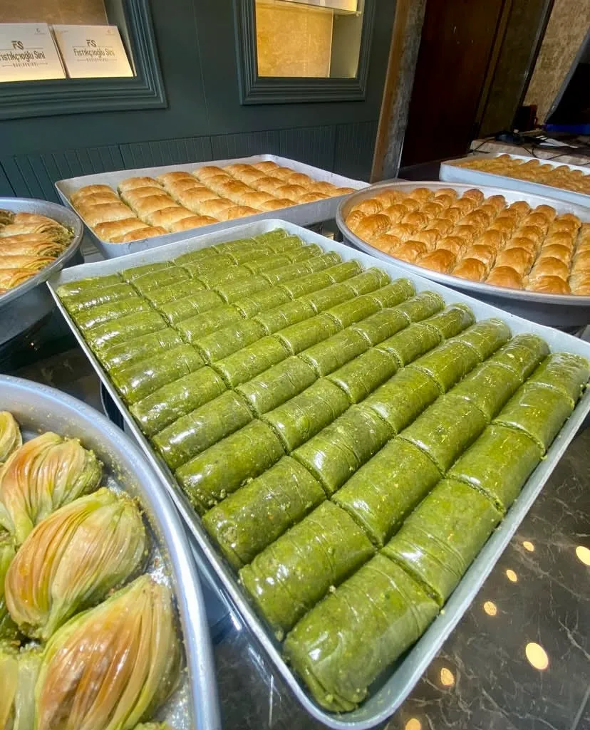 Fıstıkçıoğlu Sini Fıstıklı baklava.