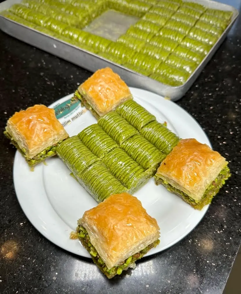 Çelebioğulları havuç dilim baklava ve fıstıklı baklava.