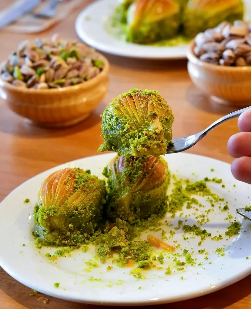Fıstıkzade fıstıklı midye baklavası.