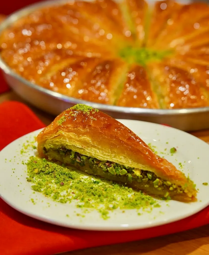 Fıstıkzade havuç dilim baklava tepsisi ve tabakta bservis edilen havuç dilim baklavası.