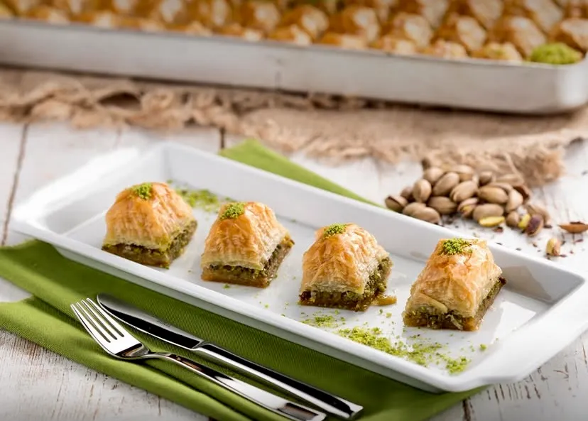 Seç cevizli kare baklavaları.