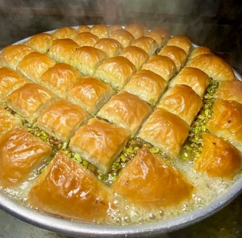 Üstüneller Baklavaları kare fıstıklı baklava.