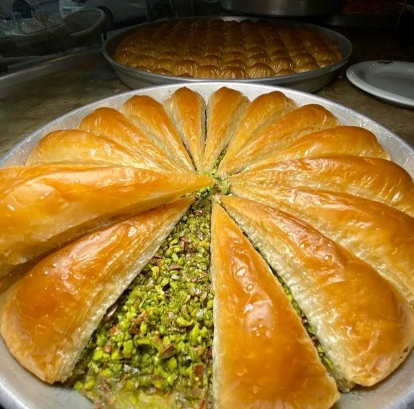 Üstüneller Baklavaları bir tepsi fıstıklı havuç dilim baklava.