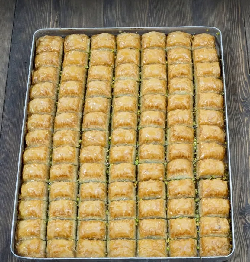 Üstüneller Baklavaları fıstıklı kare baklava.