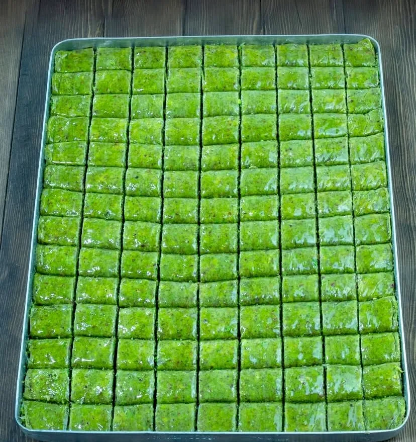 Üstüneller Baklavaları fıstıklı sarma baklava.
