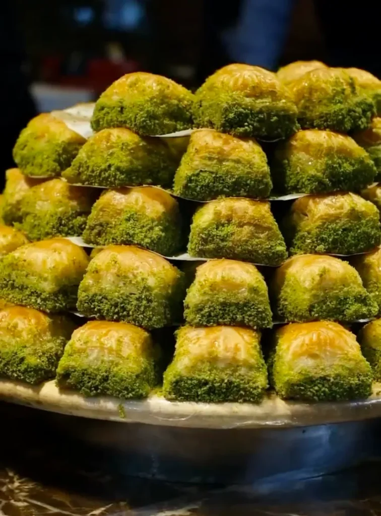 Özdemiroğlu Baklava fıstıklı kare baklava.