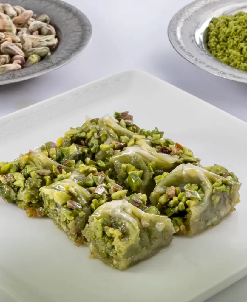 Özdemiroğlu Baklava ince yufkalı fıstıklı baklava.