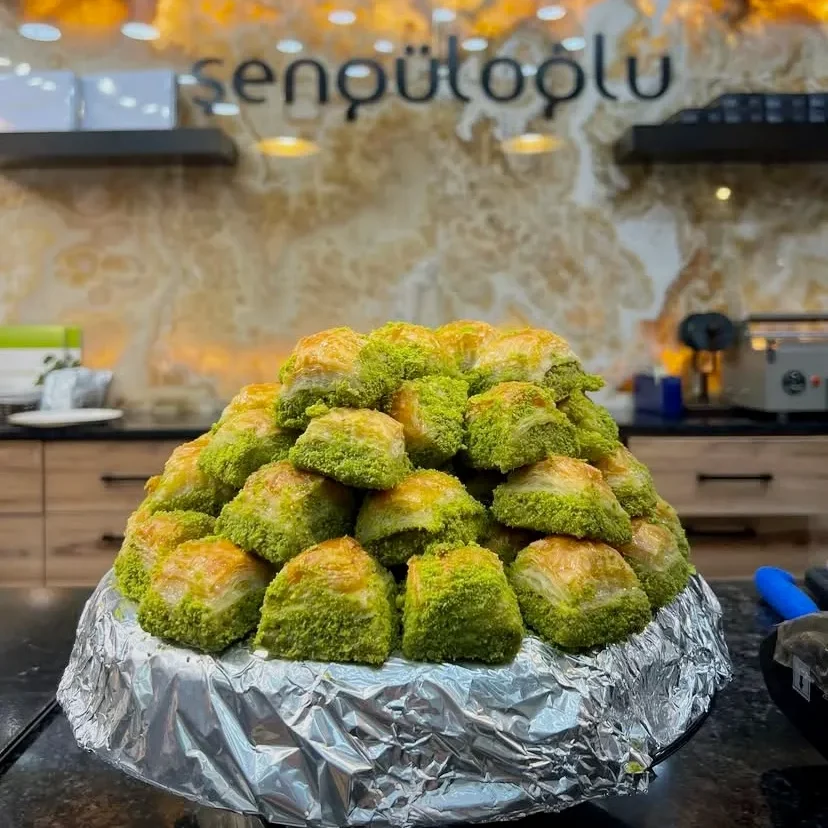 Şengüloğlu Baklava kare fıstıklı baklava.